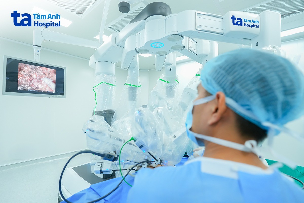robot hỗ trợ phẫu thuật giúp hạn chế tổn thương mô lành và giảm chảy máu