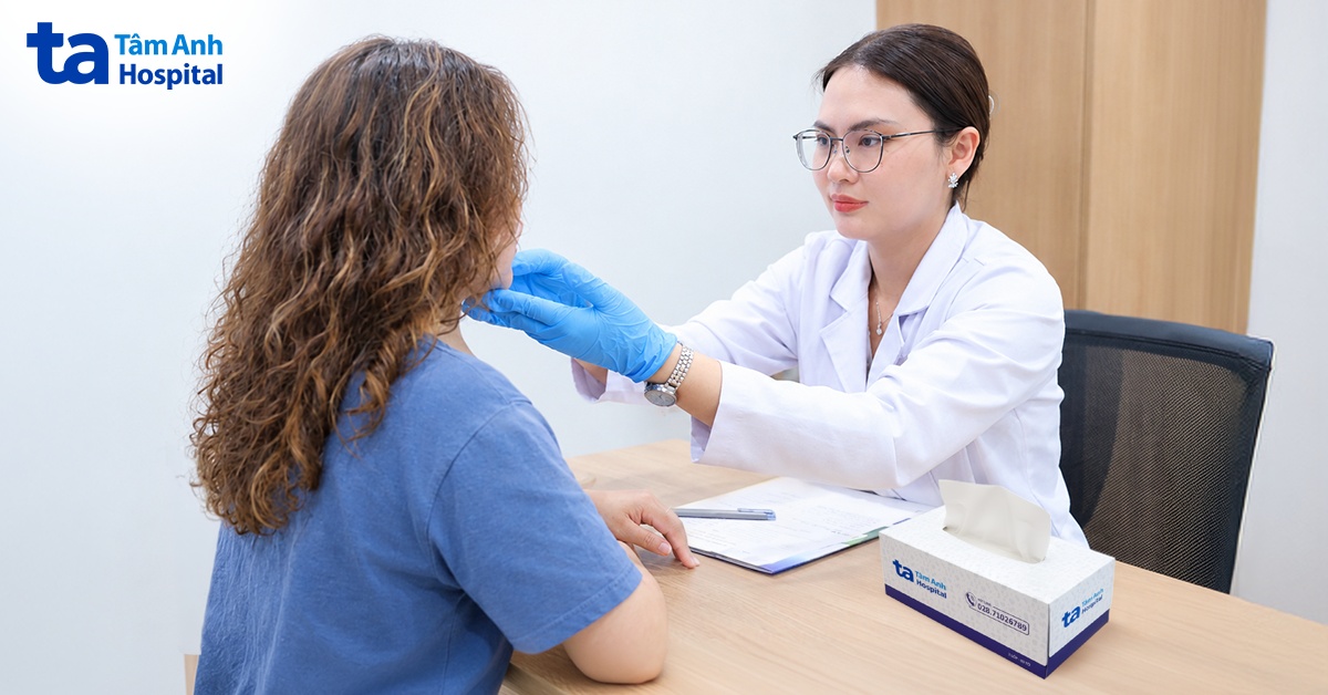 Sẹo lõm da do tự chấm thuốc tẩy nốt ruồi