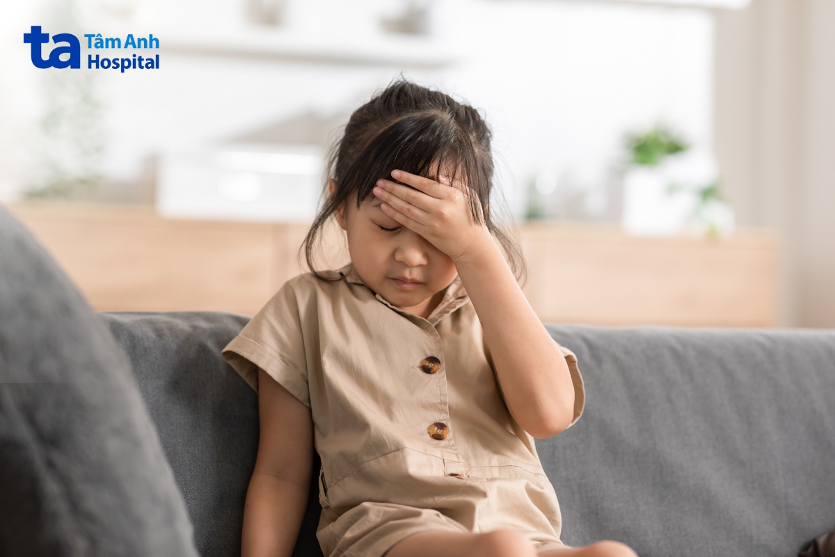 sốt nhẹ và đau đầu là hai triệu chứng thường xuất hiện cùng nhau