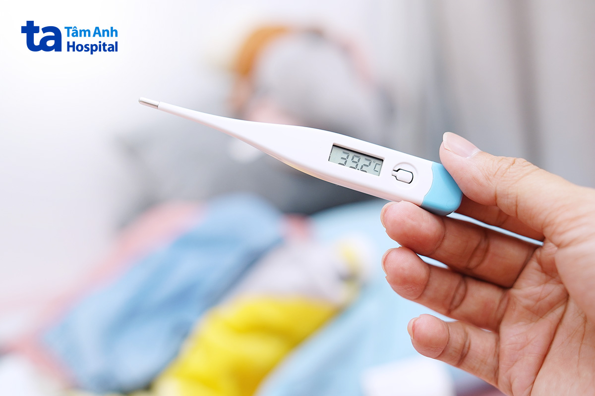 sốt ở trẻ được xác định khi nhiệt độ cơ thể trẻ vượt ngưỡng trung bình
