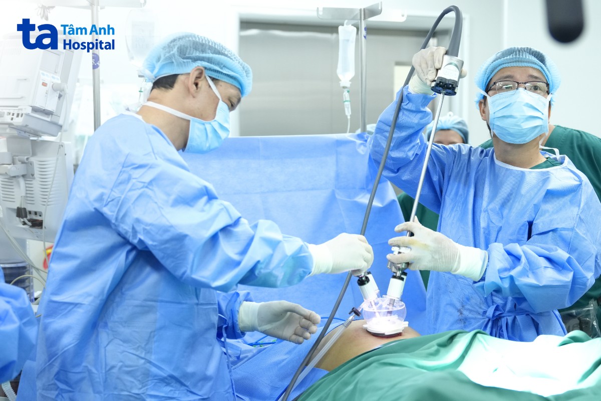 Suốt ca phẫu thuật robot, bác sĩ phụ mổ luôn đứng cạnh bàn mổ để thiết lập Suốt ca phẫu thuật robot, bác sĩ phụ mổ luôn đứng cạnh bàn mổ để thiết lập