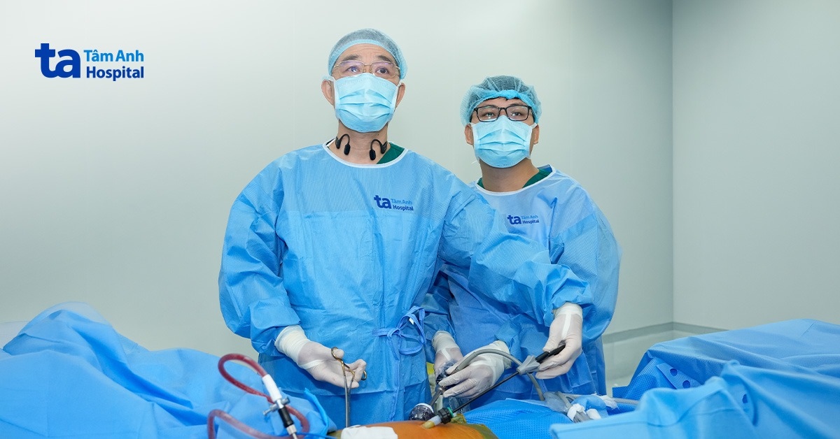 Sụp mí, mỏi cơ do biến chứng u tuyến ức