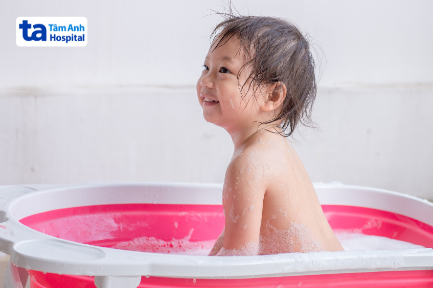 tắm cho trẻ bị tay chân miệng đúng cách