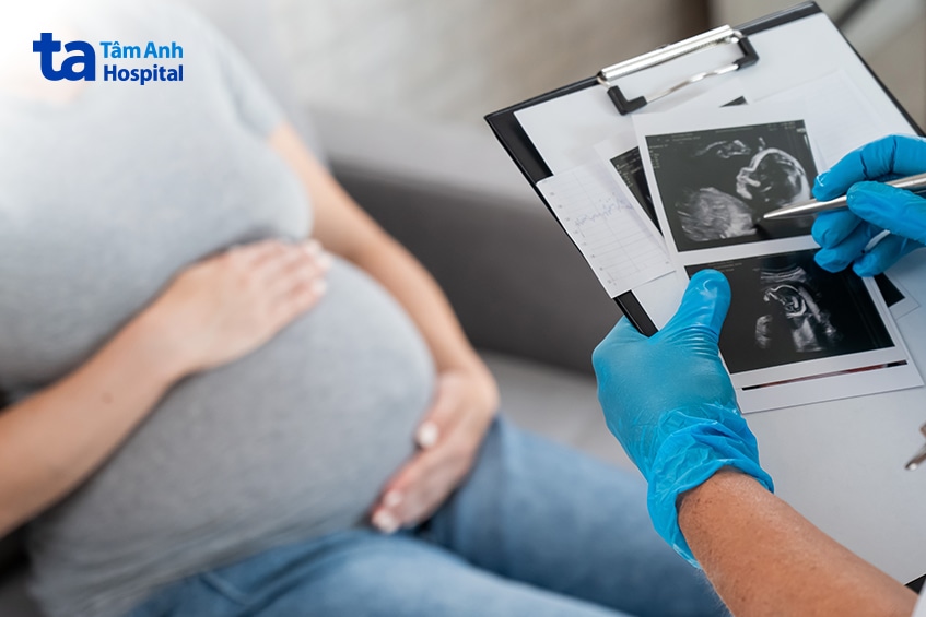 Thai Phụ Được Tư Vấn Với Hình Ảnh Siêu Âm Thai.