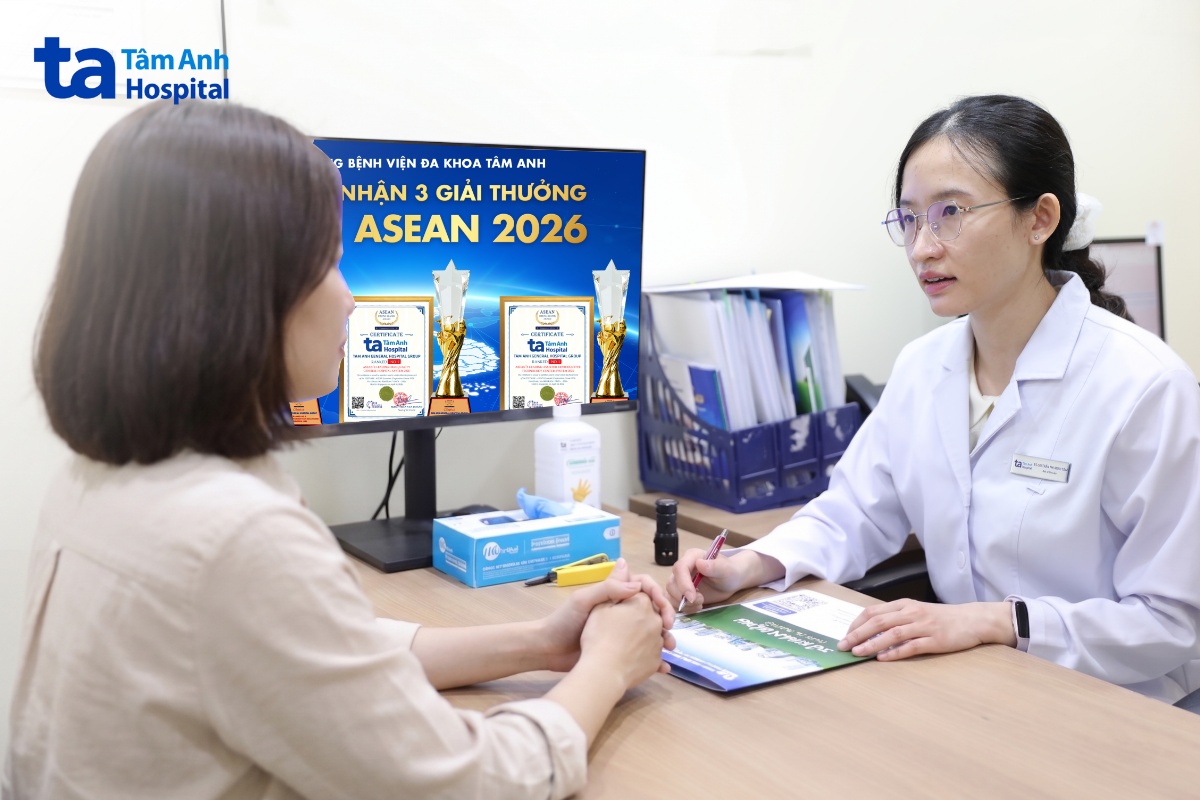 thăm khám cùng bác sĩ da liễu