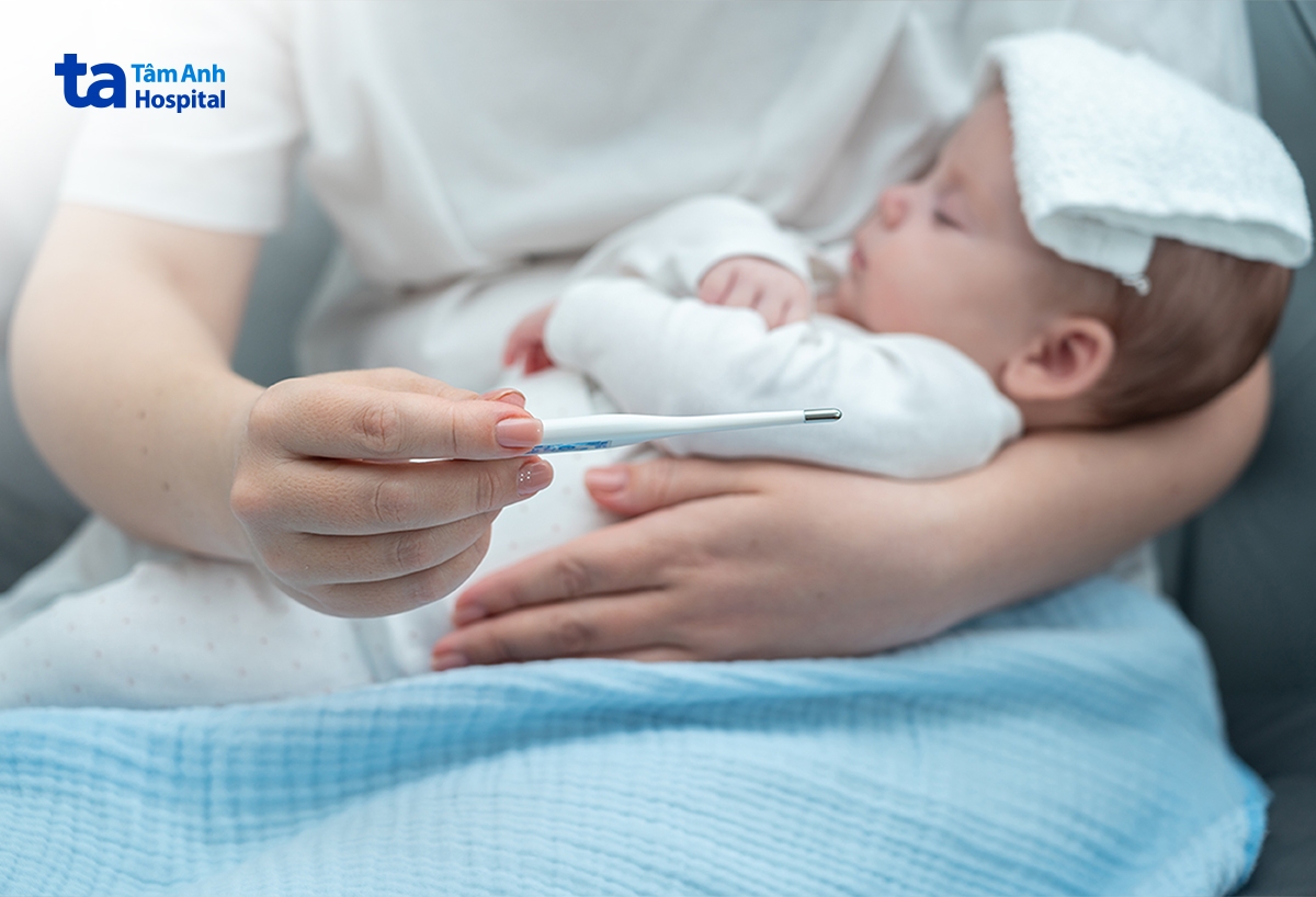 theo dõi nhiệt độ của bé thường xuyên