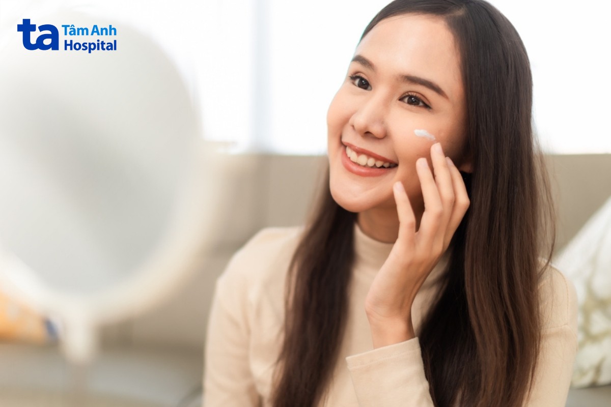 thoa kem dưỡng giữ ẩm