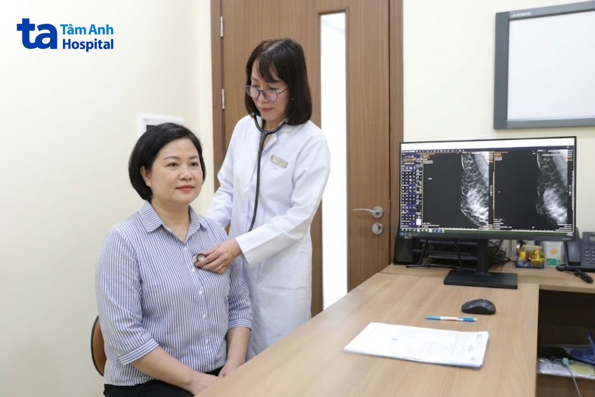 ths bs ckii lưu thị hải anh thăm khám sức khỏe phổi cho người bệnh