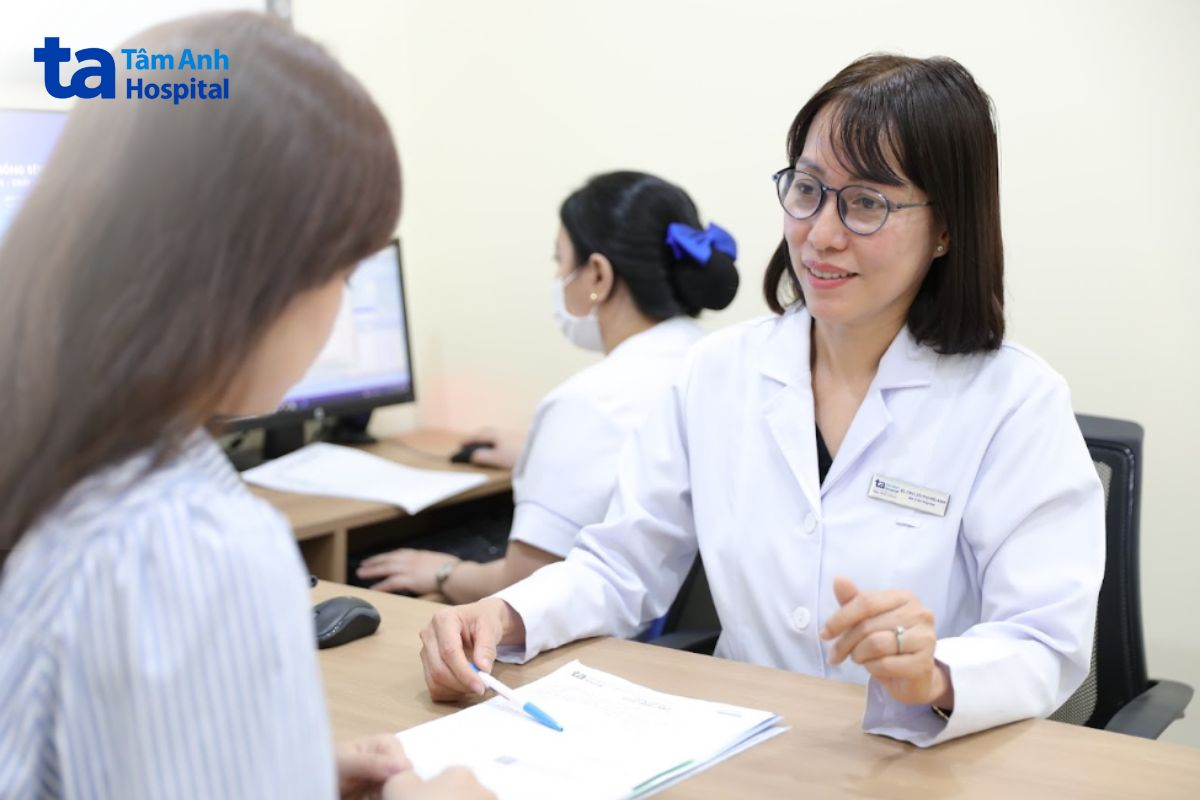ths.bs.ckii lưu thị hải anh giải thích cho người bệnh về cơ chế sinh bệnh và thắc mắc có liên quan