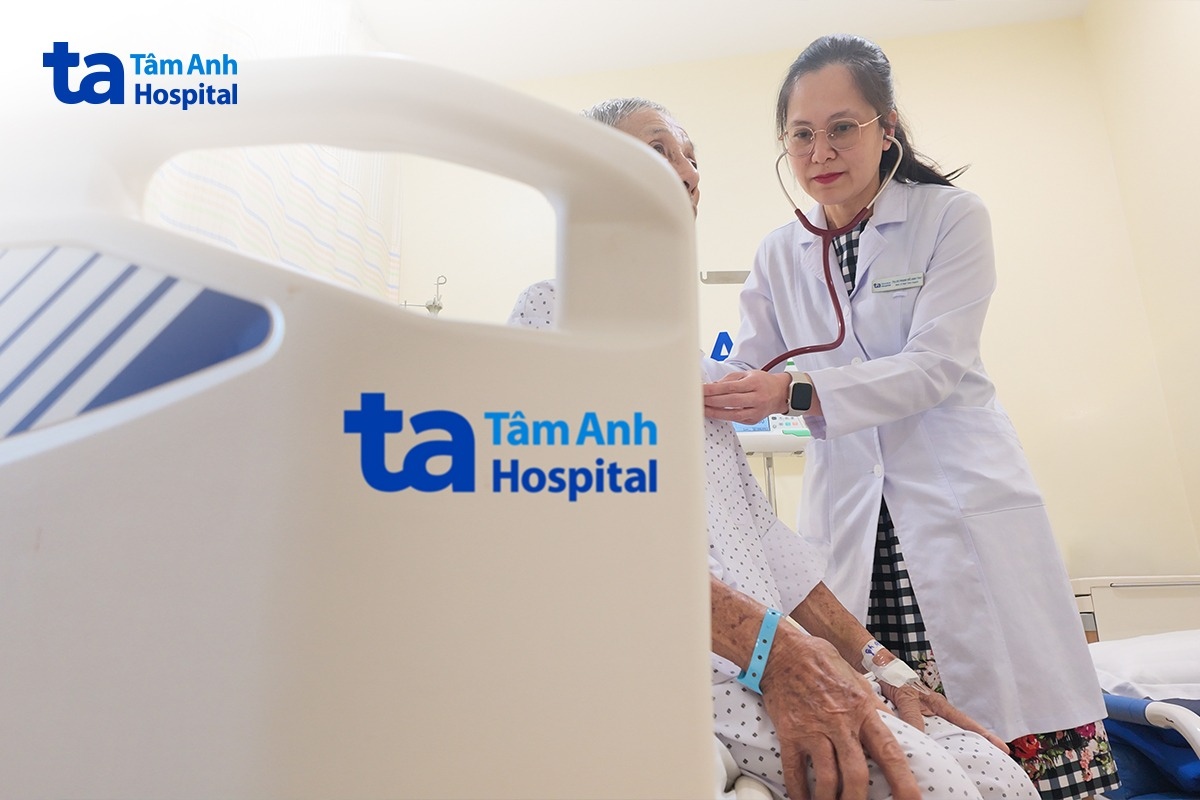 ThS.BS Phạm Đỗ Anh Thư, Trưởng đơn vị Bệnh Van tim, Trung tâm Tim mạch, Bệnh viện Đa khoa Tâm Anh TP HCM thăm khám cho người bệnh sau mổ