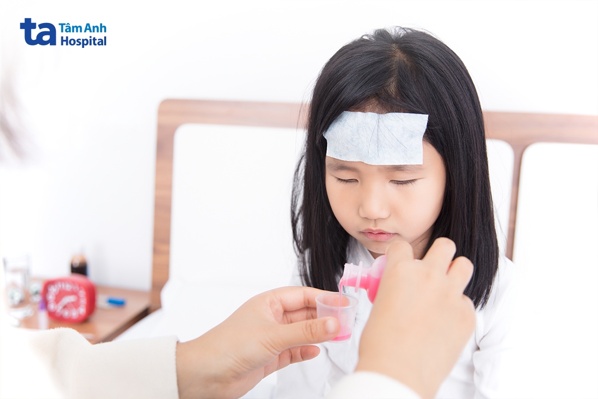 thuốc hạ sốt cho trẻ cần được sử dụng đúng liều theo cân nặng