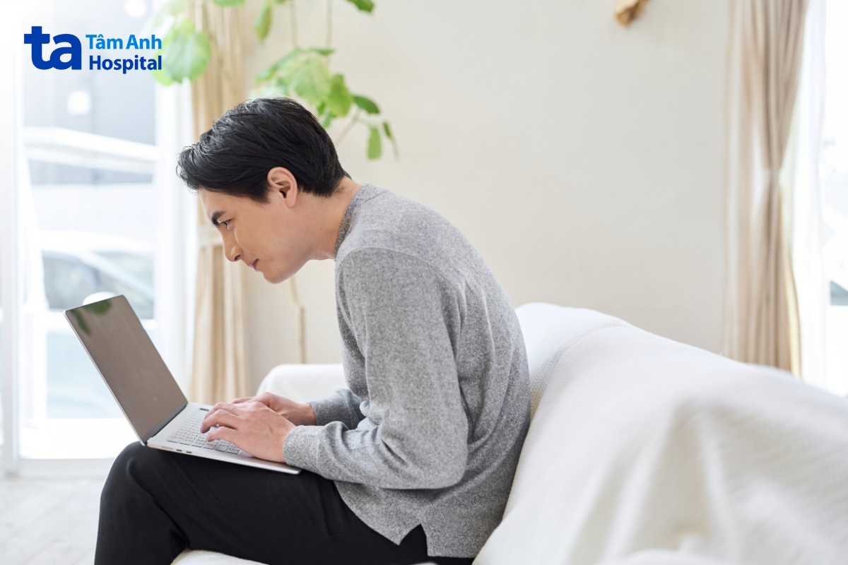 Thường Xuyên Khom Lưng Khi Ngồi Làm Tăng Nguy Cơ Bị Thoái Hóa Cột Sống