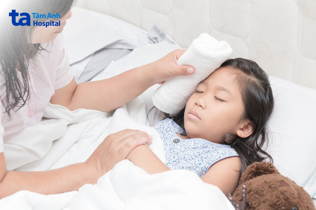 thường xuyên lau người bằng nước ấm để giúp hạ nhiệt cho trẻ