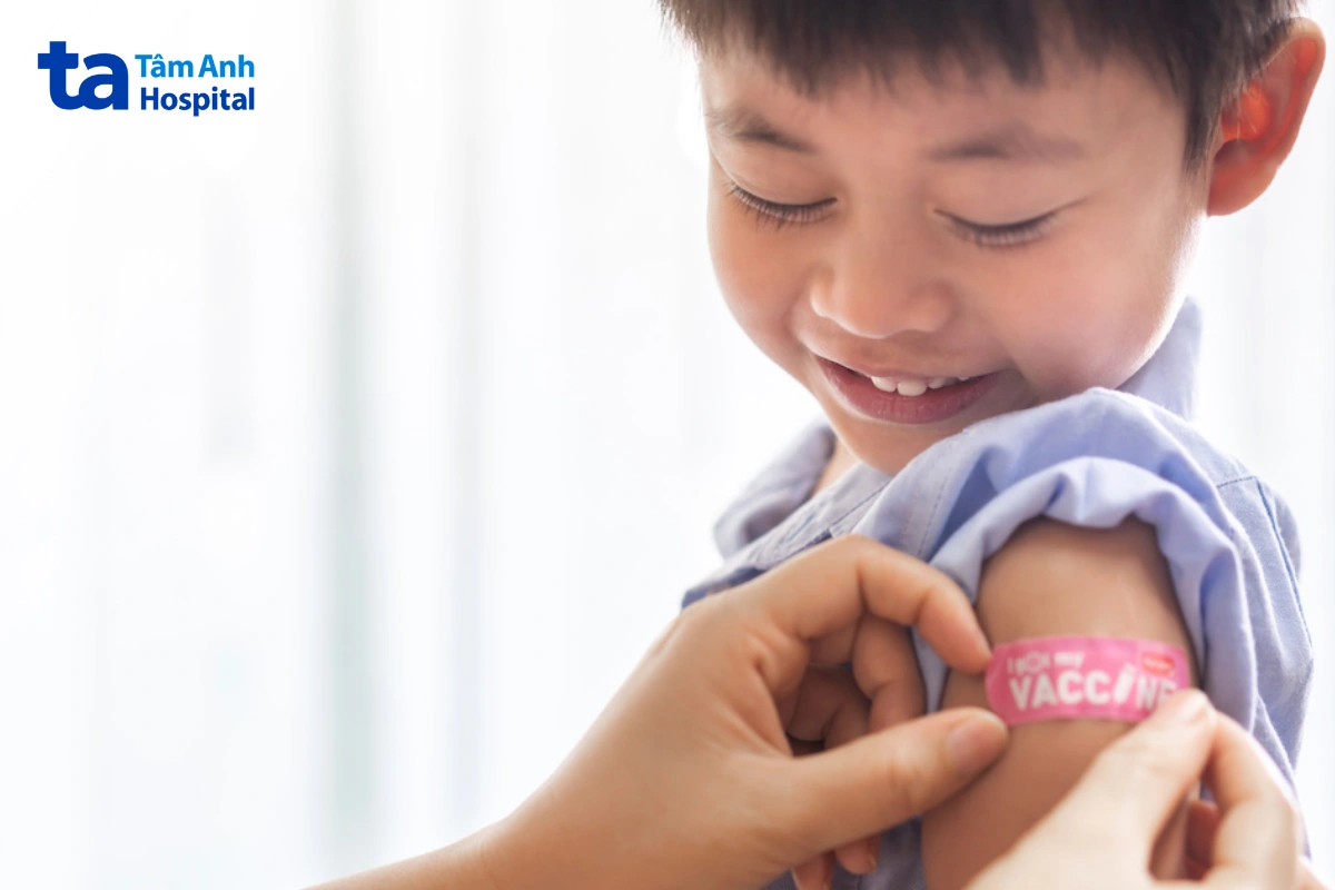 tiêm chủng vắc xin cho bé trai
