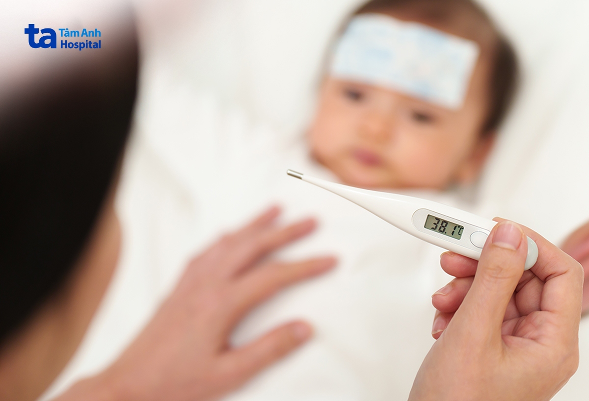 trẻ 2 tháng tuổi bị sốt cần được theo dõi sát và thăm khám sớm