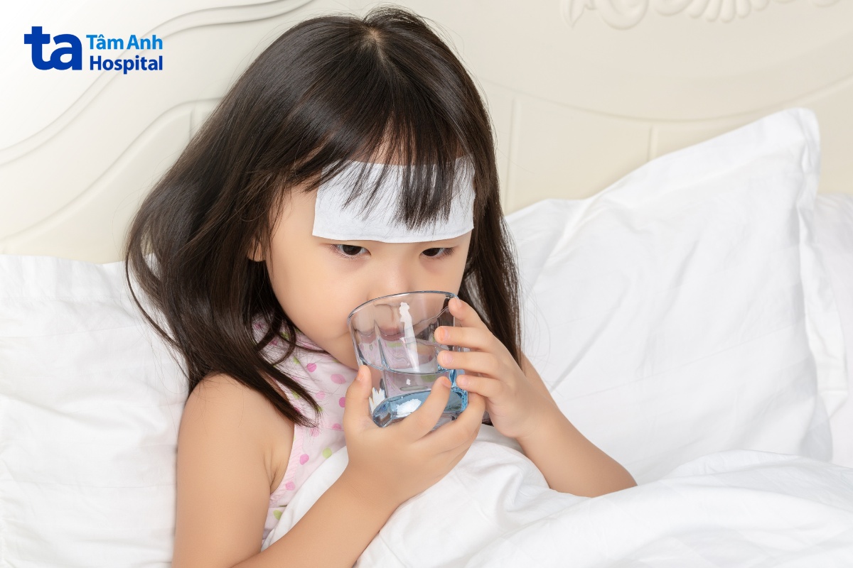 trẻ bị sốt cần uống nhiều nước