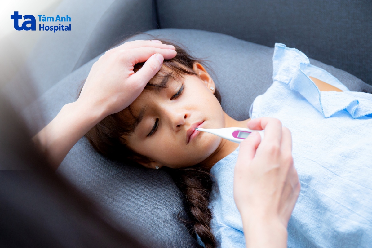 trẻ bị sốt siêu vi thường sốt cao nhưng không kèm ho, sổ mũi
