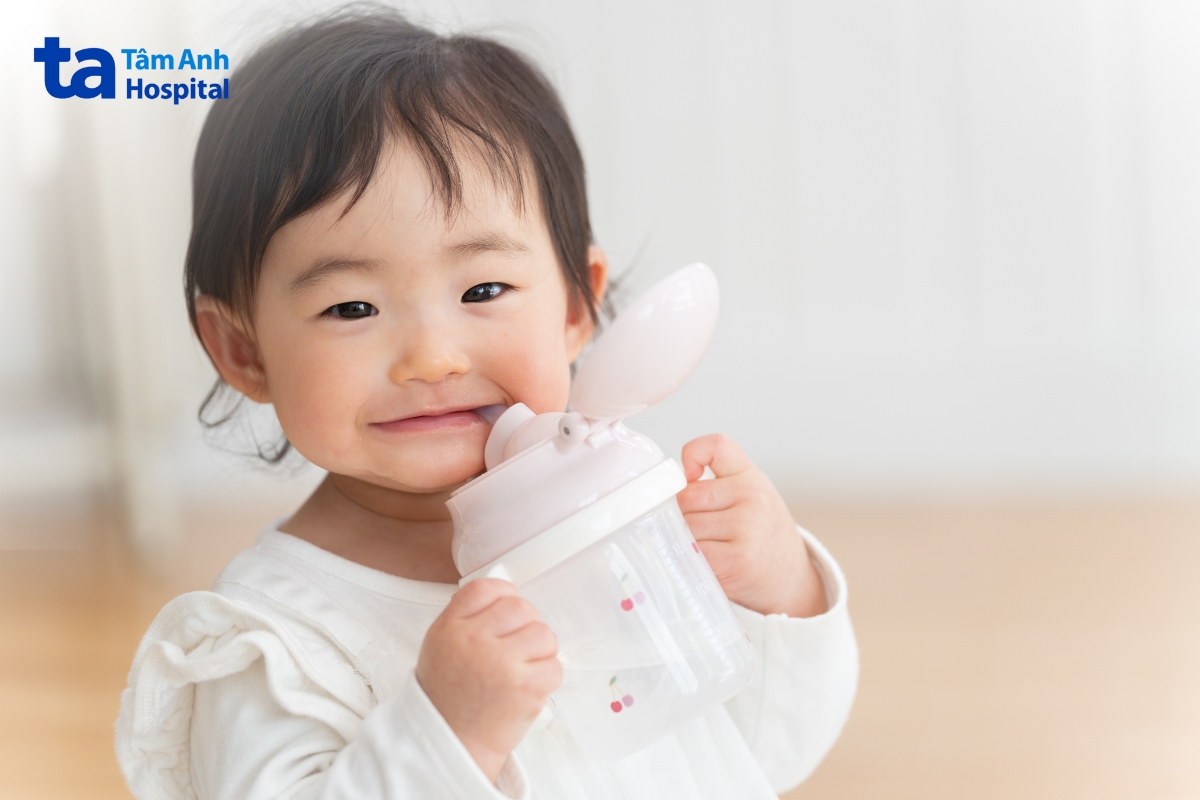 trẻ cần được bổ sung đủ nước