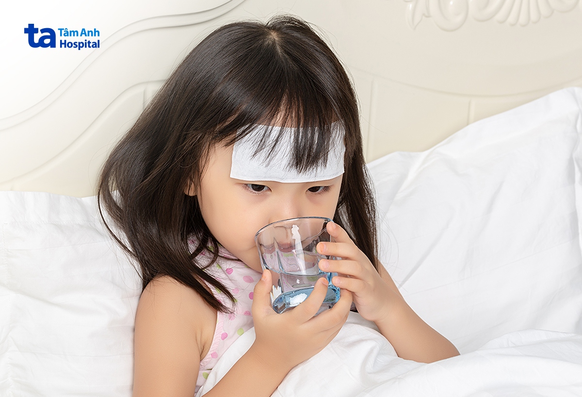 trẻ cần được bù nước khi bị sốt