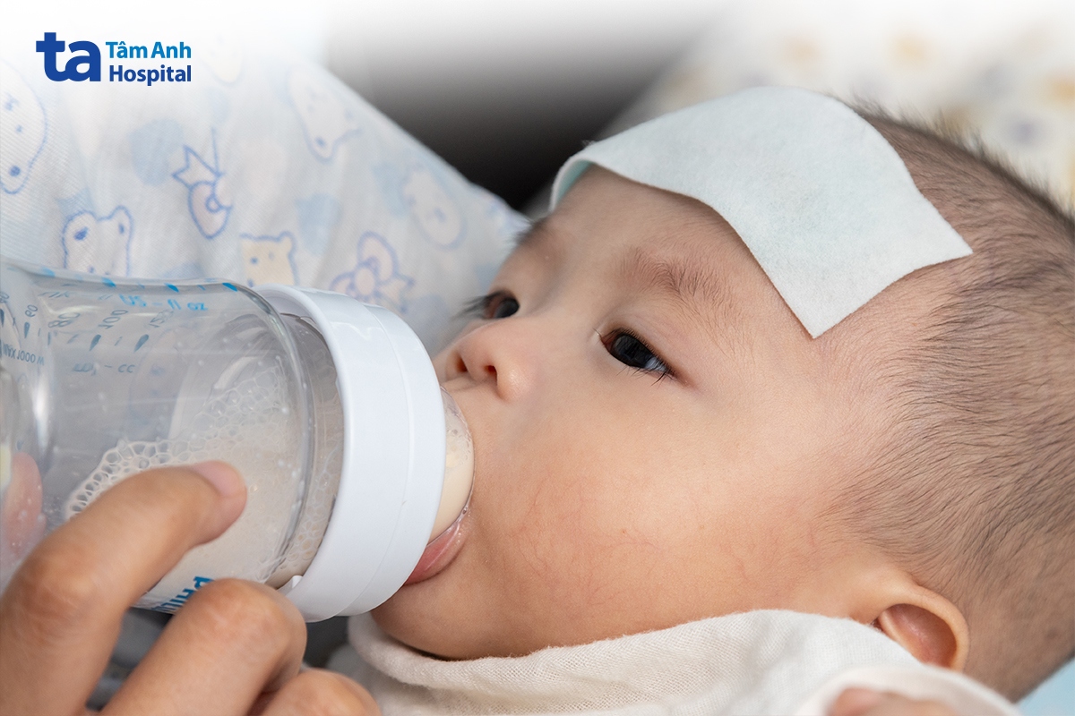 trẻ cần được theo dõi và chăm sóc theo hướng dẫn của bác sĩ