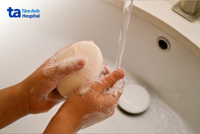 trẻ cần giữ vệ sinh cá nhân sạch sẽ, ăn chín uống sôi