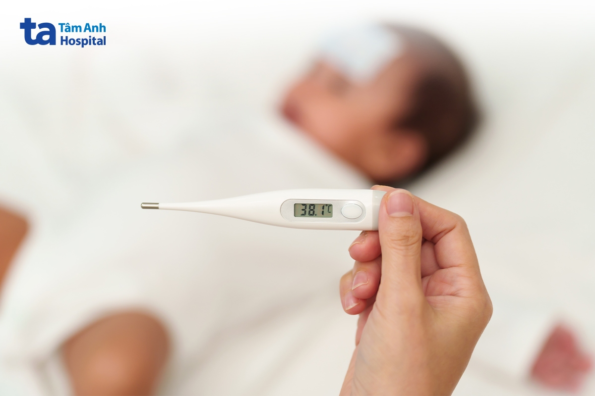 trẻ có thể sốt do bệnh lý hoặc sinh lý