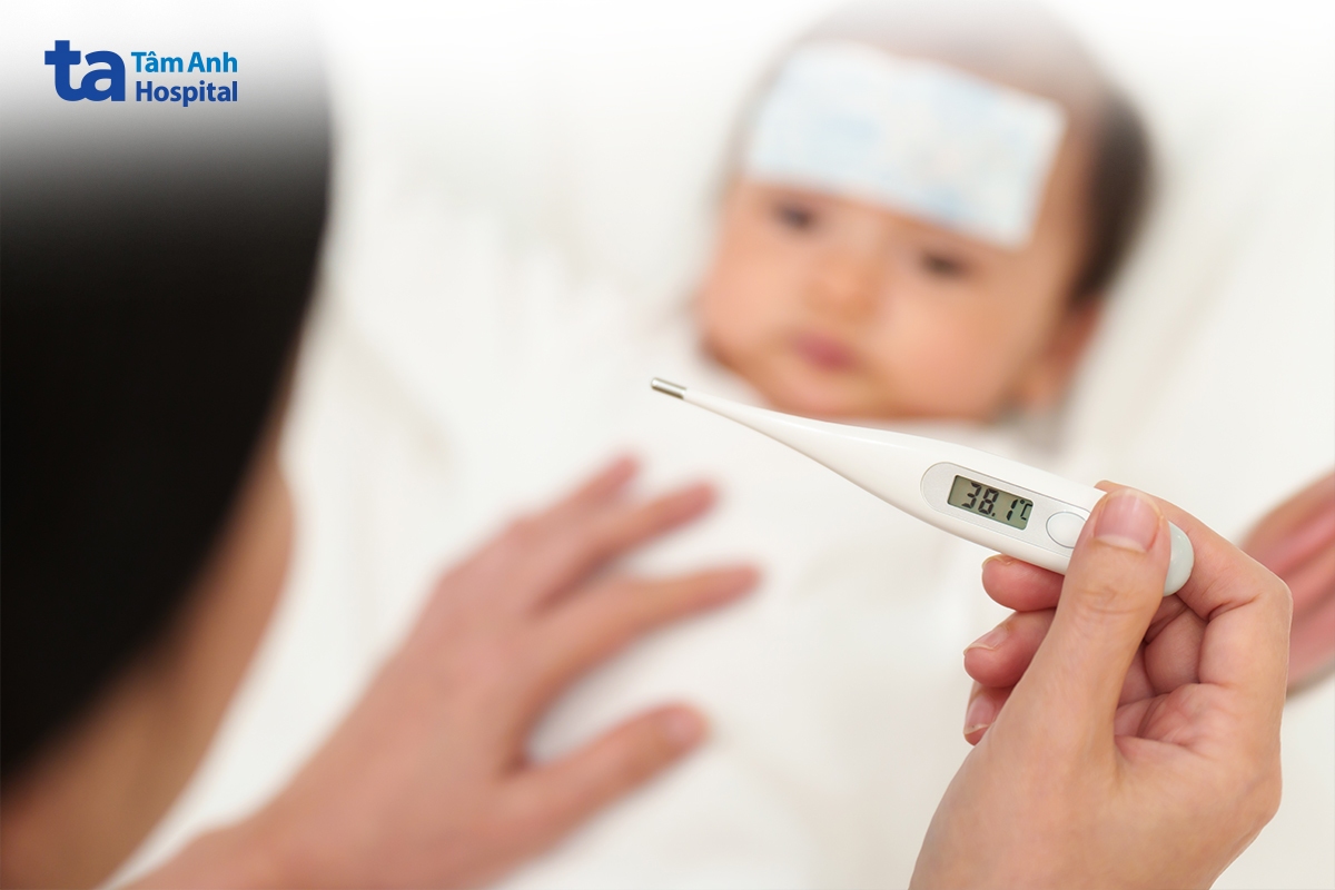 trẻ có thể sốt do nguyên nhân bệnh lý hoặc sinh lý