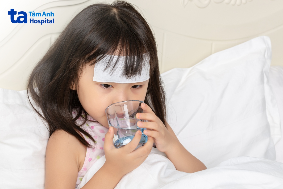 trẻ đổ mồ hôi sau khi dùng thuốc hạ sốt nên uống nhiều nước