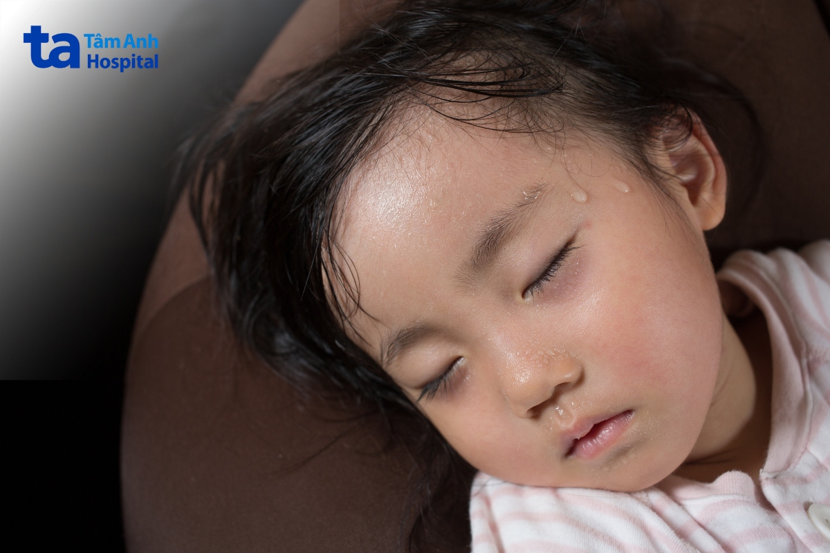 trẻ đổ nhiều mồ hôi, li bì, không hạ thân nhiệt