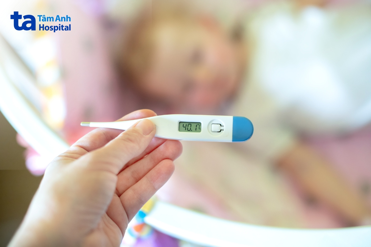 trẻ dưới 2 tuổi sốt cao từ 39 độ trở nên cần được đưa đến bệnh viện