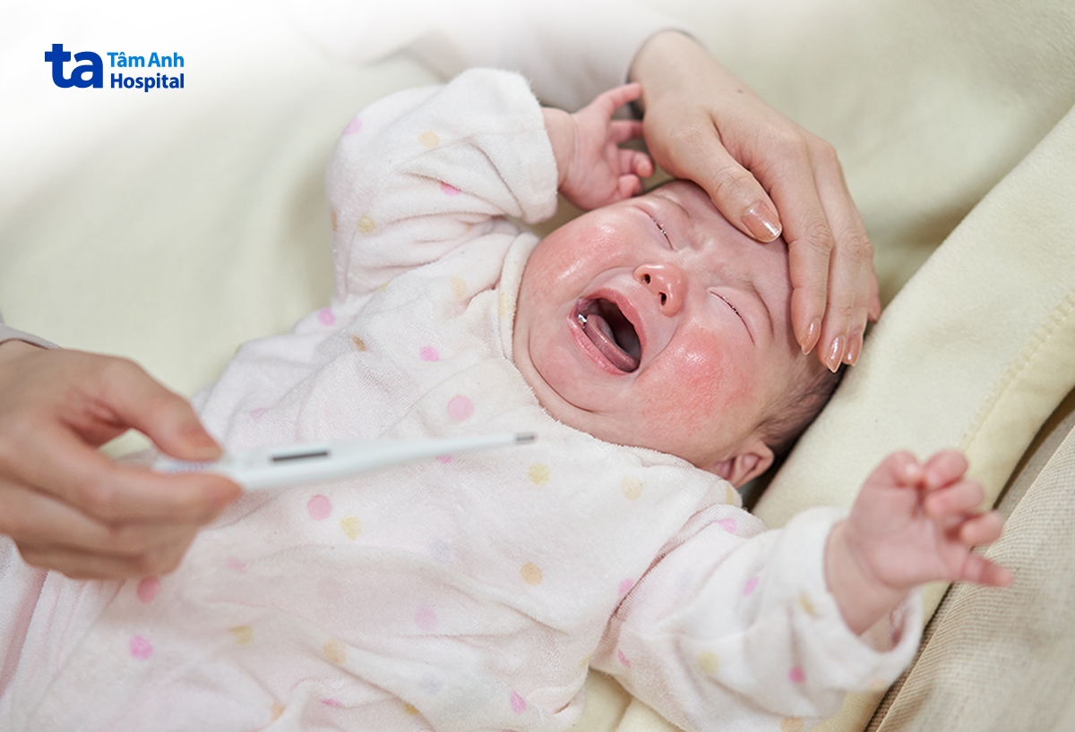 trẻ dưới 3 tháng bị sốt cần được theo dõi sát và thăm khám sớm