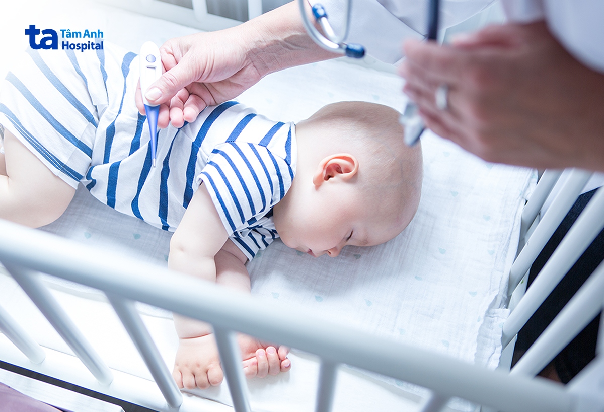 trẻ dưới 3 tháng tuổi bị sốt nên được đánh giá y tế càng sớm càng tốt