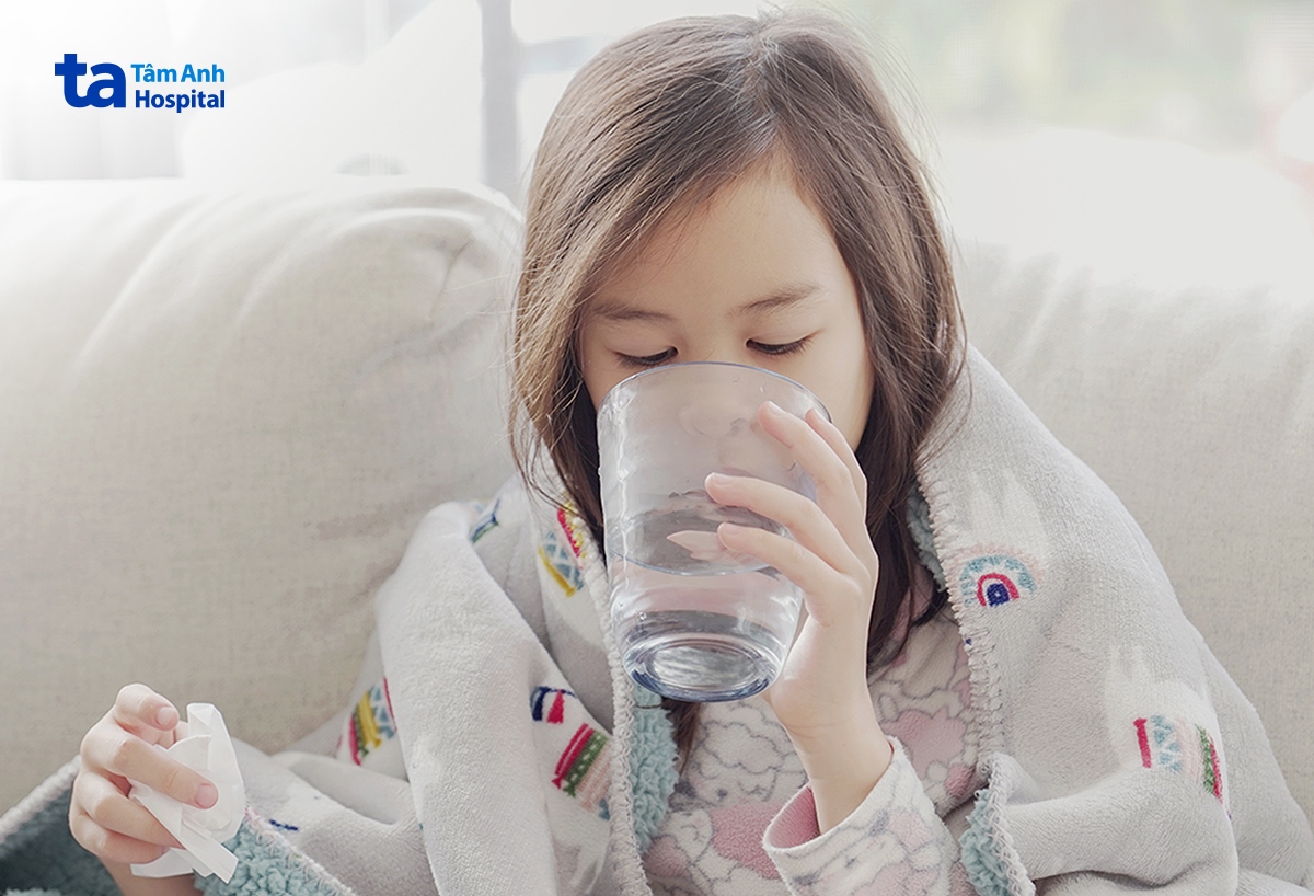 trẻ nên được bù nước đầy đủ để hạn chế nguy cơ mất nước