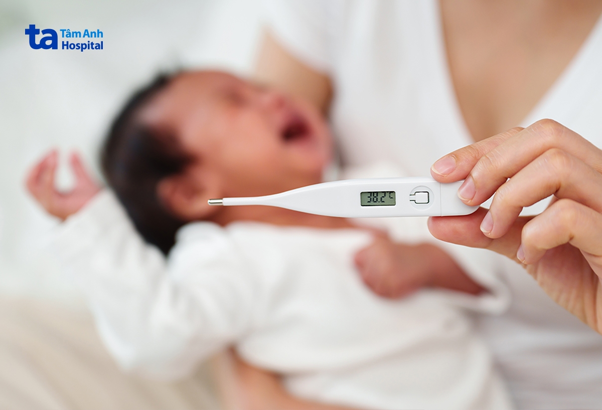 trẻ sơ sinh sốt từ 38°c trở lên cần được đưa đến cơ sở y tế