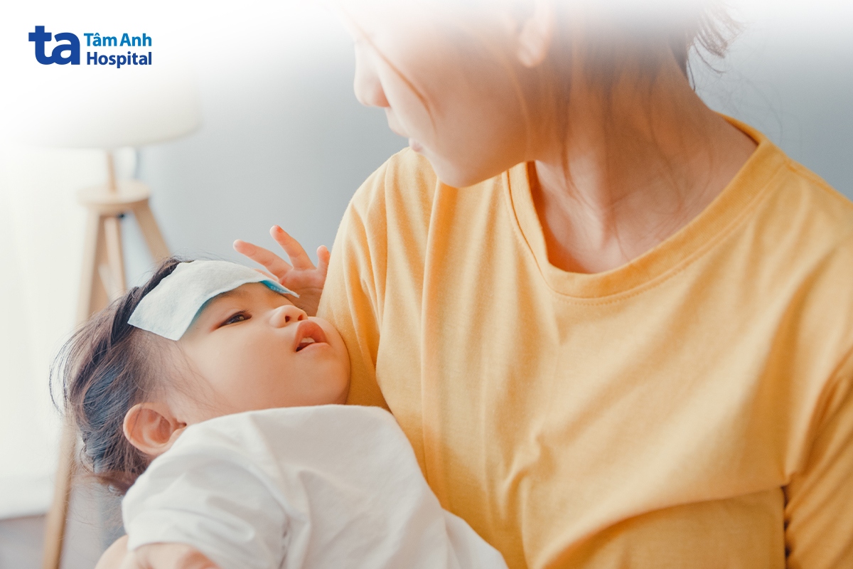 trẻ sốt cao kéo dài hoặc có dấu hiệu bất thường