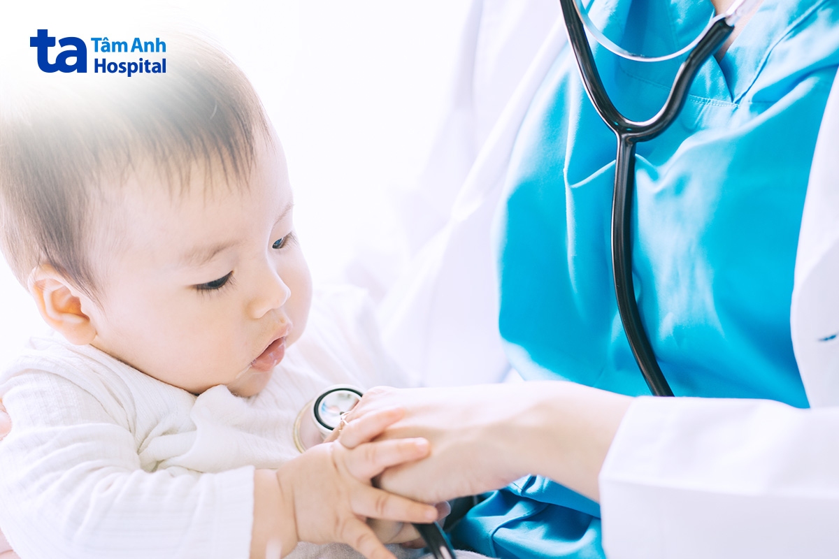 trẻ sốt cao liên tục không hạ cần được thăm khám y khoa