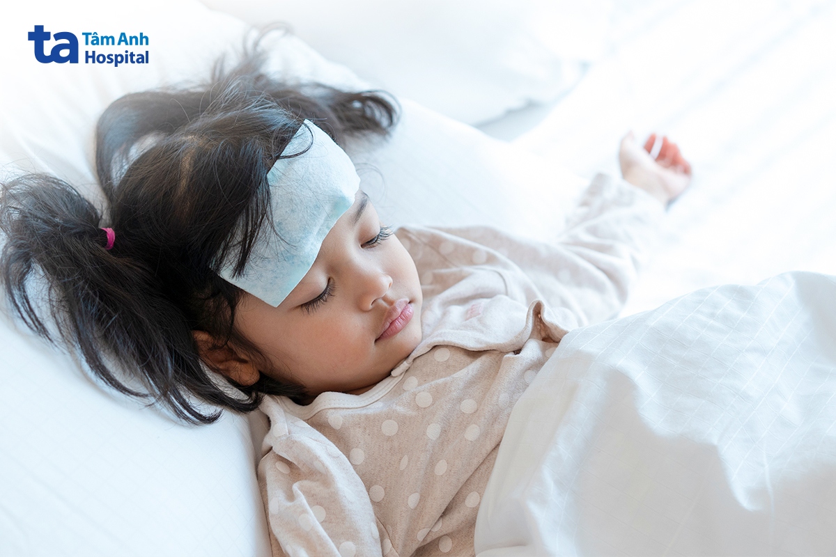 trẻ sốt kèm nôn nhiều hoặc đau đầu cần được theo dõi sát