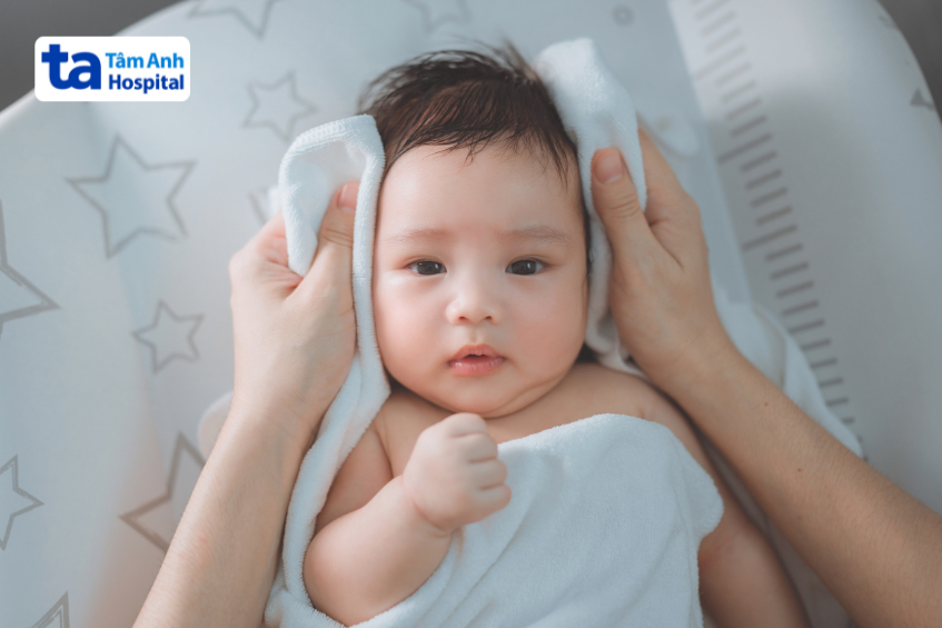 trẻ tắm xong nên được lau khô kỹ và giữ ấm