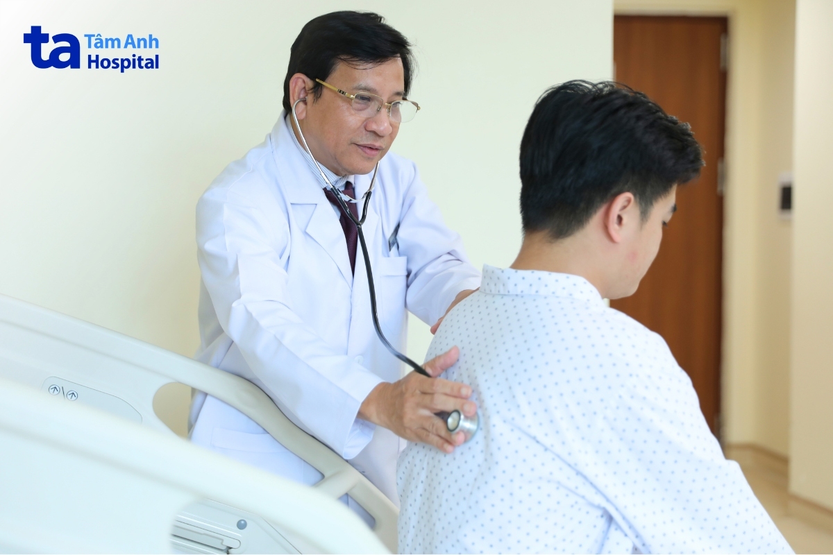 ts.bs lâm văn hoàng đang khám cho khách hàng tại khoa nội tiết - đái tháo đường