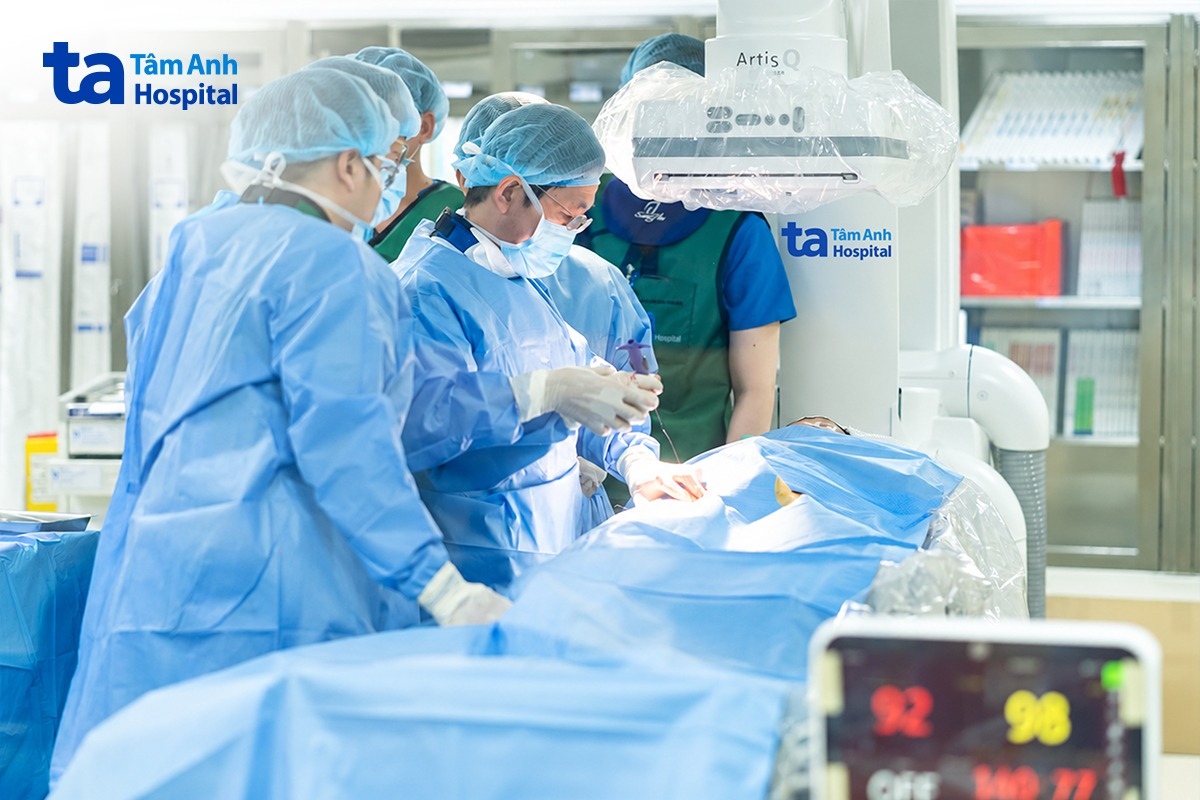 TS.BS Nguyễn Anh Dũng (giữa) và êkíp tiến hành đặt stent cho người bệnh