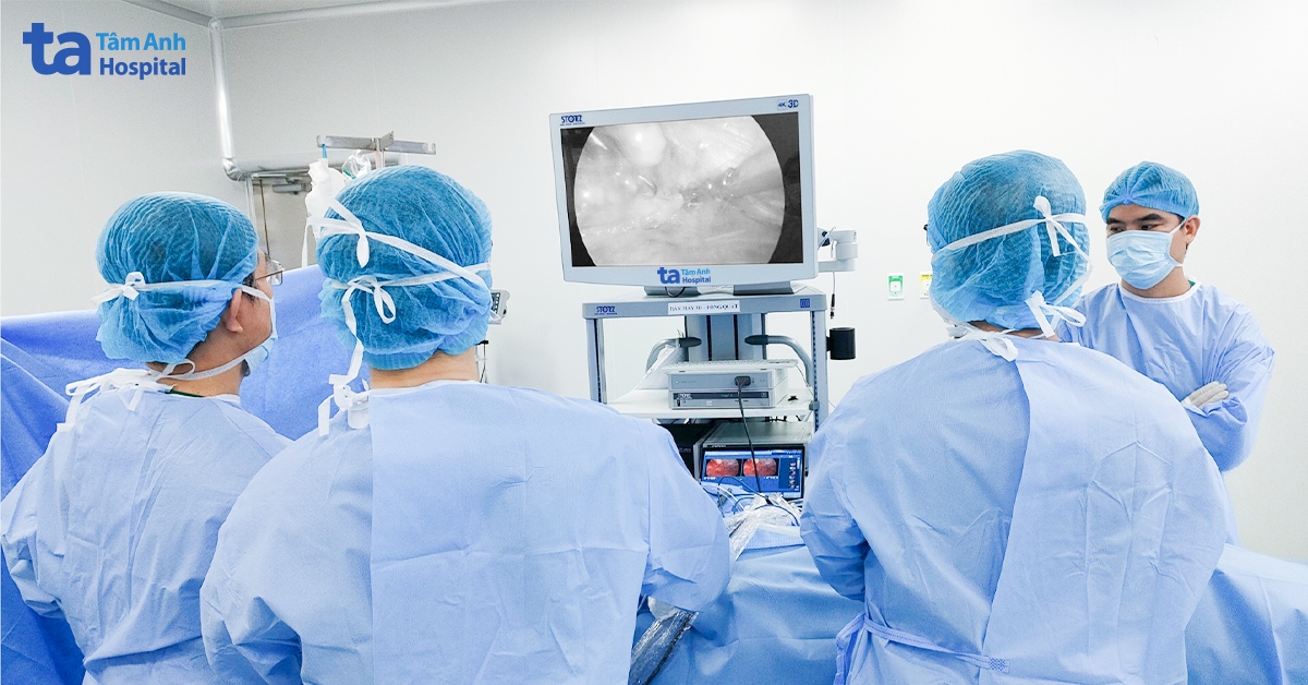 U ác tính ẩn trong vùng phổi đông đặc sau 40 năm hút thuốc lá
