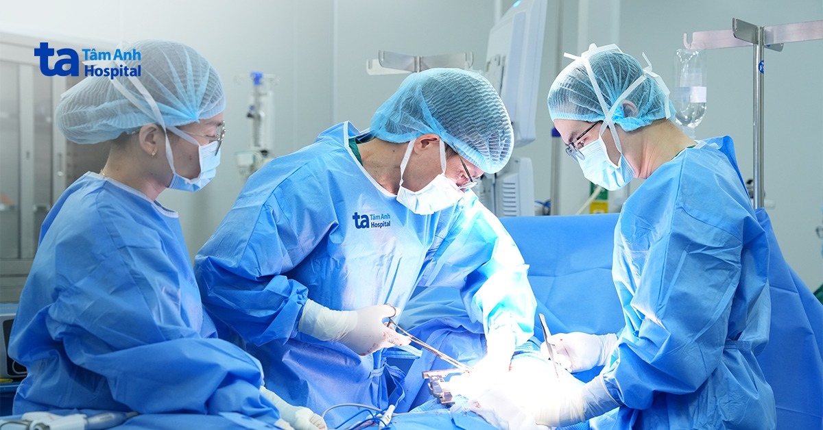 U phổi hoại tử tàn phá tim, phổi người đàn ông