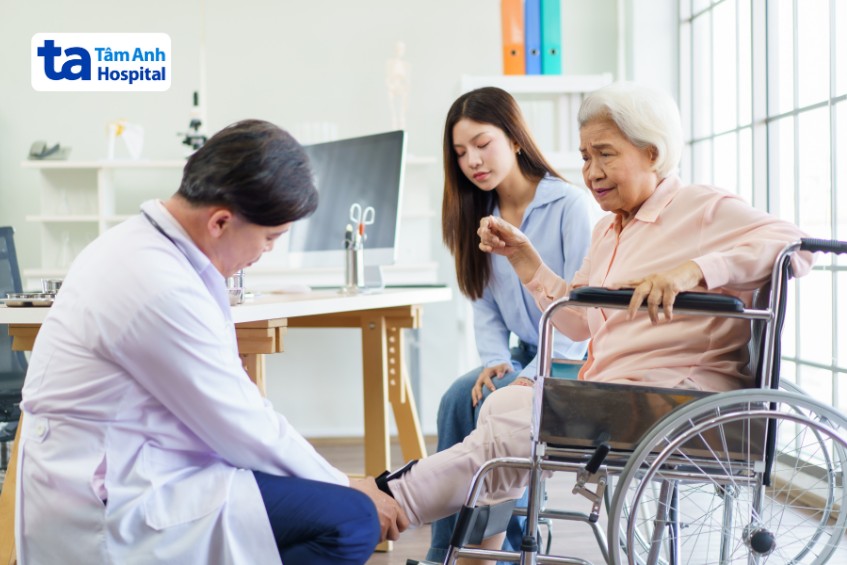 viêm khớp dạng thấp ở già cần tái khám định kỳ