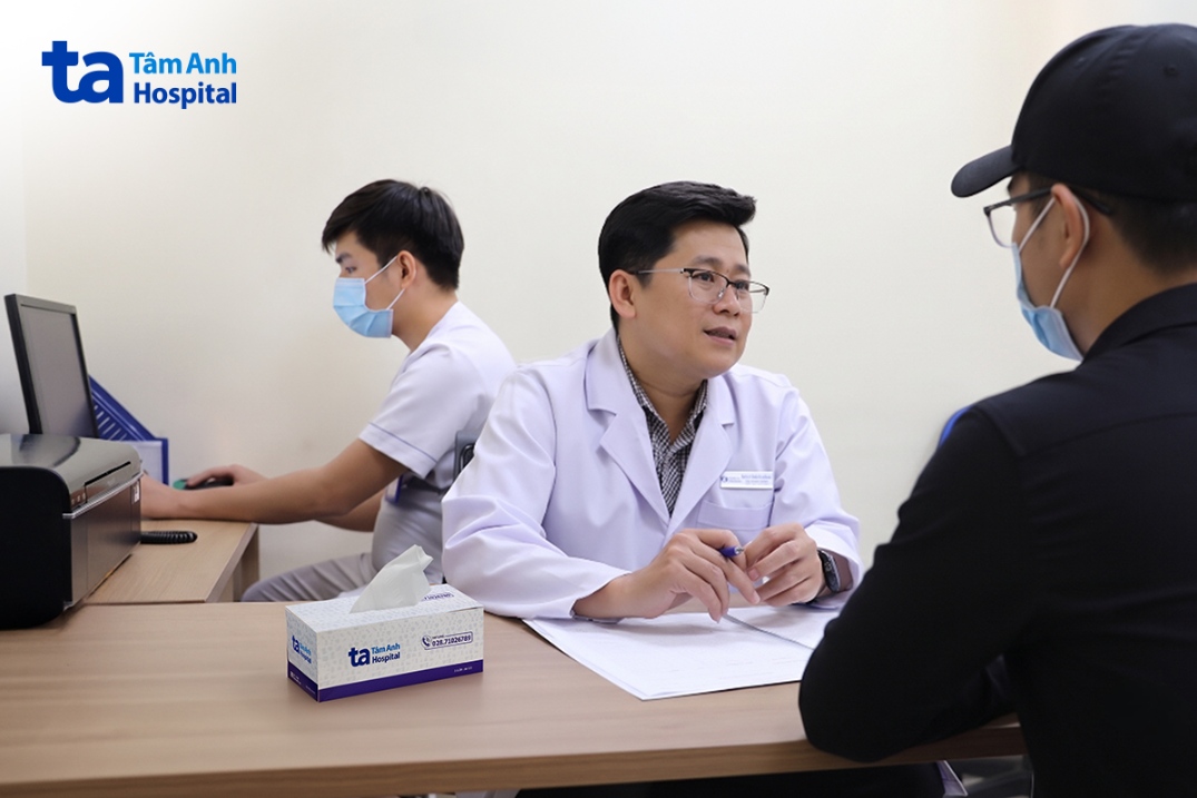 anh hưng tái khám với bác sĩ huy