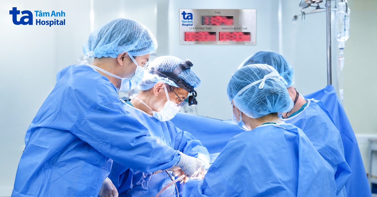 Áp xe phổi vỡ, mủ tràn vào lồng ngực