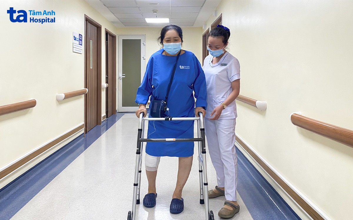 Bà Mai tập đi lại trước khi xuất viện. Bà Mai tập đi lại trước khi xuất viện.