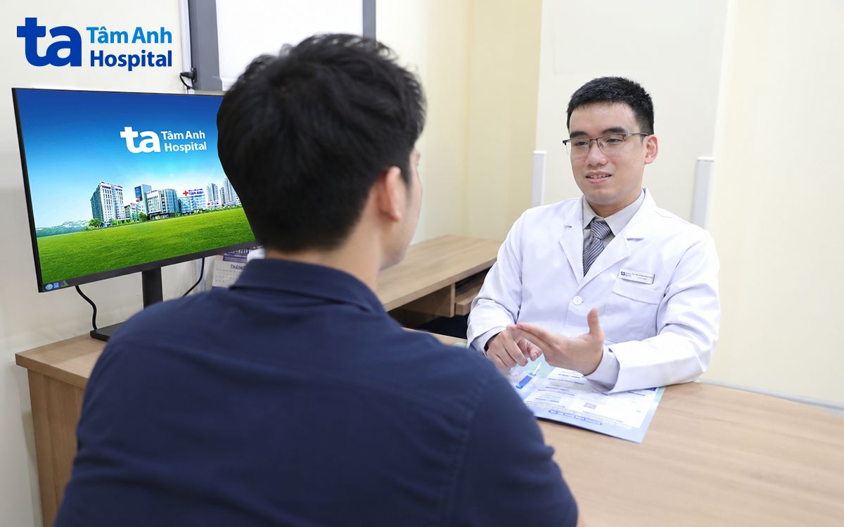bác sĩ an khải đang tư vấn điều trị cho minh