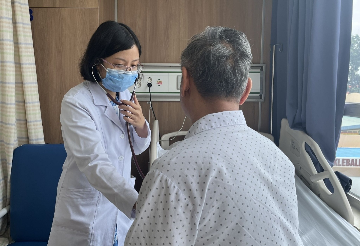 Bác sĩ Bích kiểm tra sức khỏe bệnh nhân trước lúc xuất viện