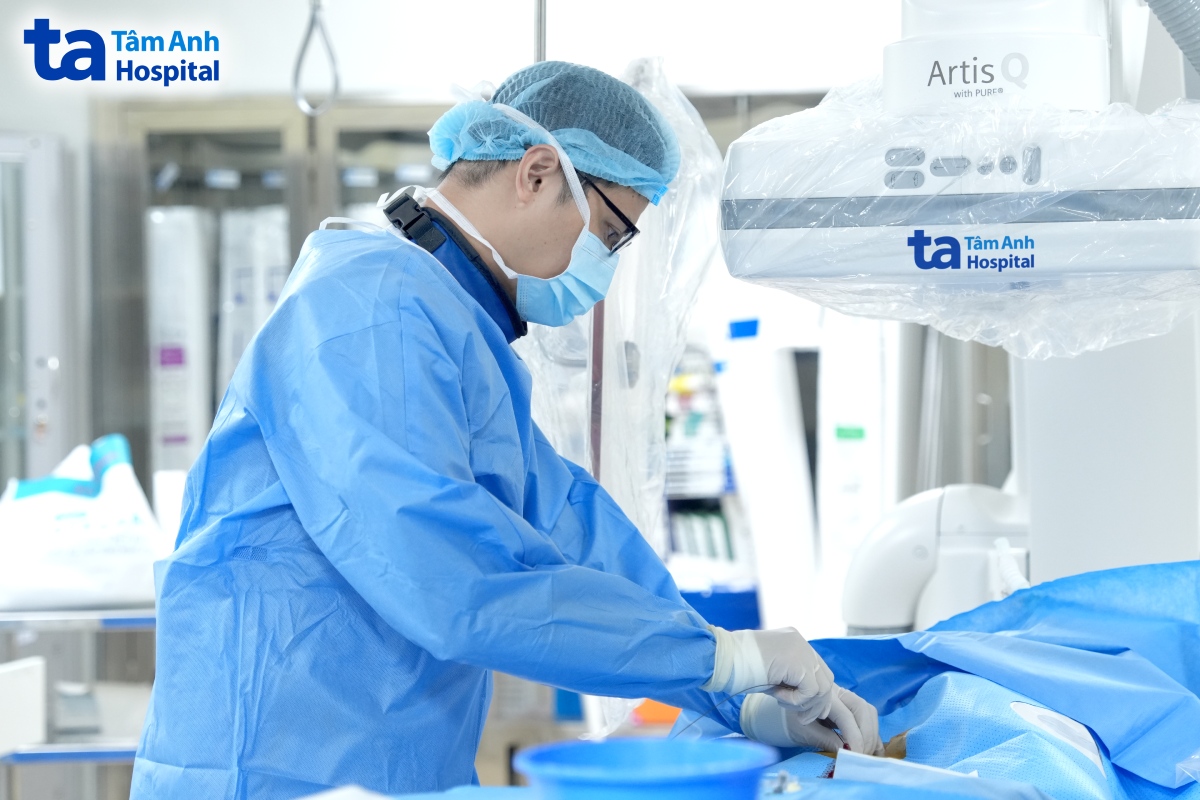 bác sĩ can thiệp bít lỗ rò
