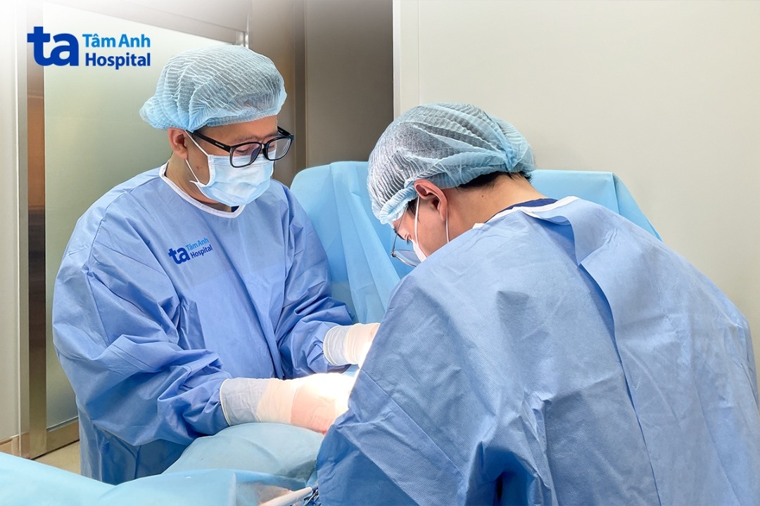 bác sĩ cắt bao quy đầu và lấy dị vật